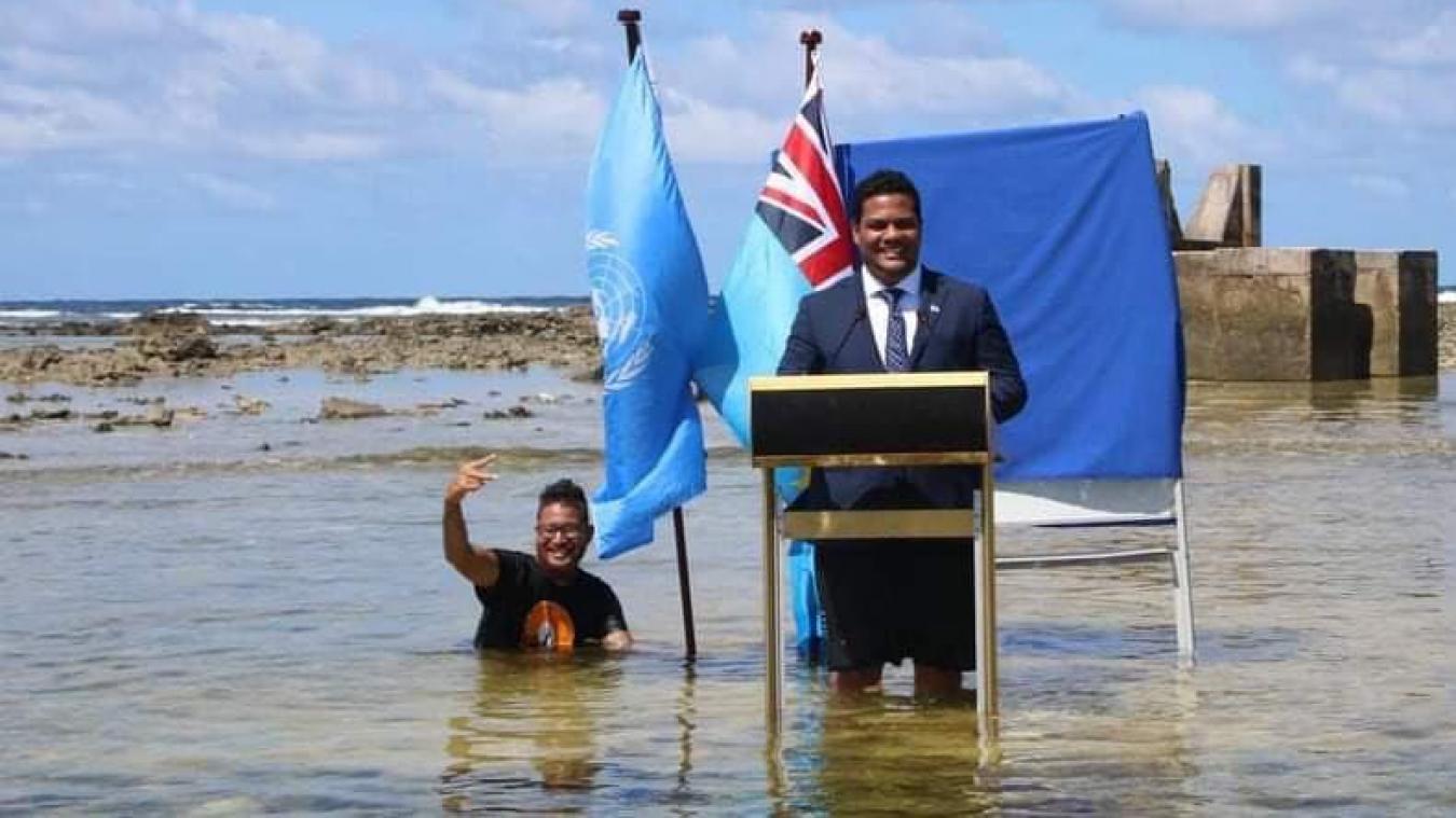 Dünyanın dördüncü en küçük ülkesi Tuvalu'nun Dışişleri Bakanı ayakları sudayken basın toplantısı yaptı!