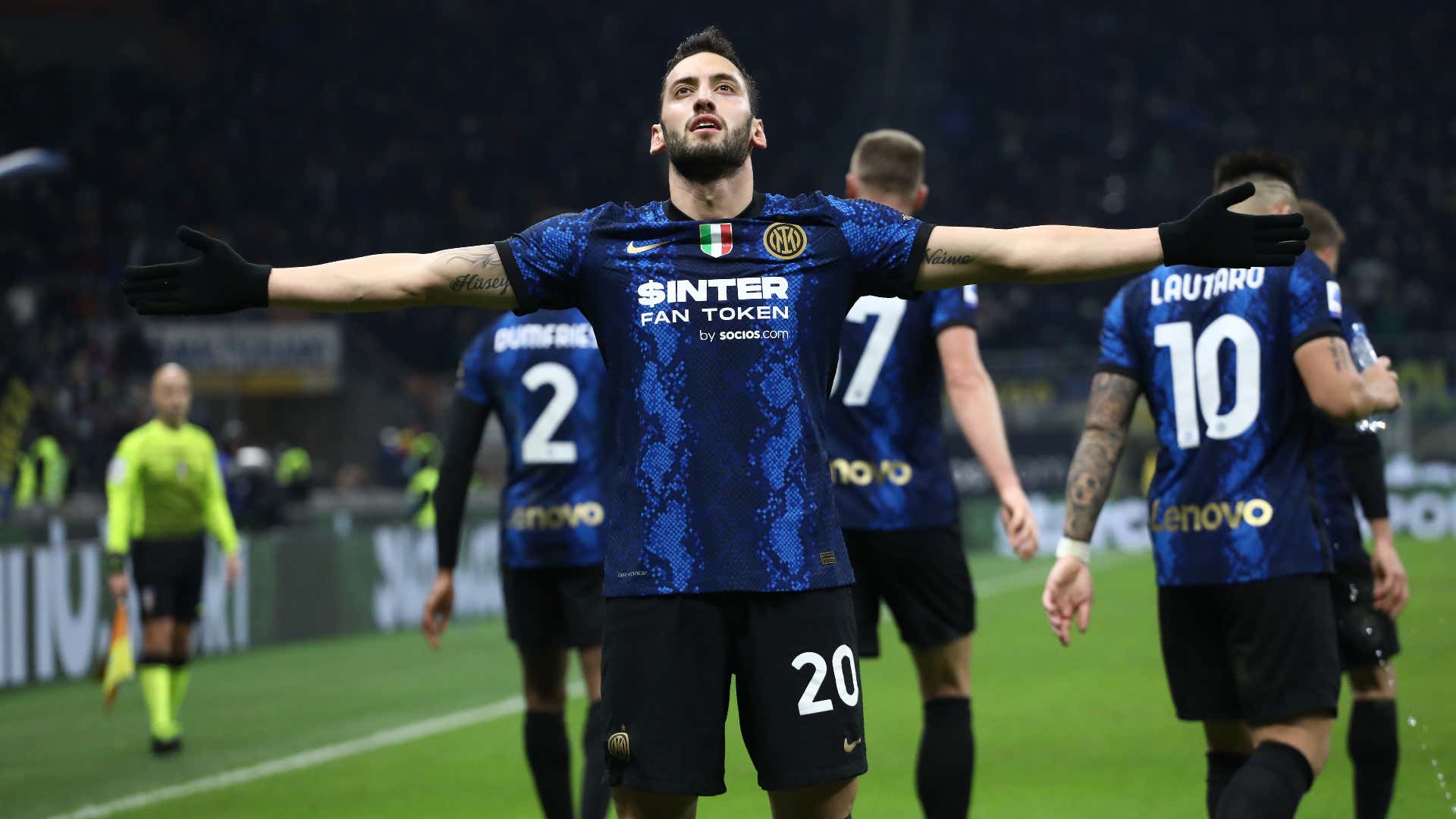 Hakan Çalhanoglu, İnter'de 8 maçta 5 gol ve 3 asist yaparak İtalya'da gündem oldu!