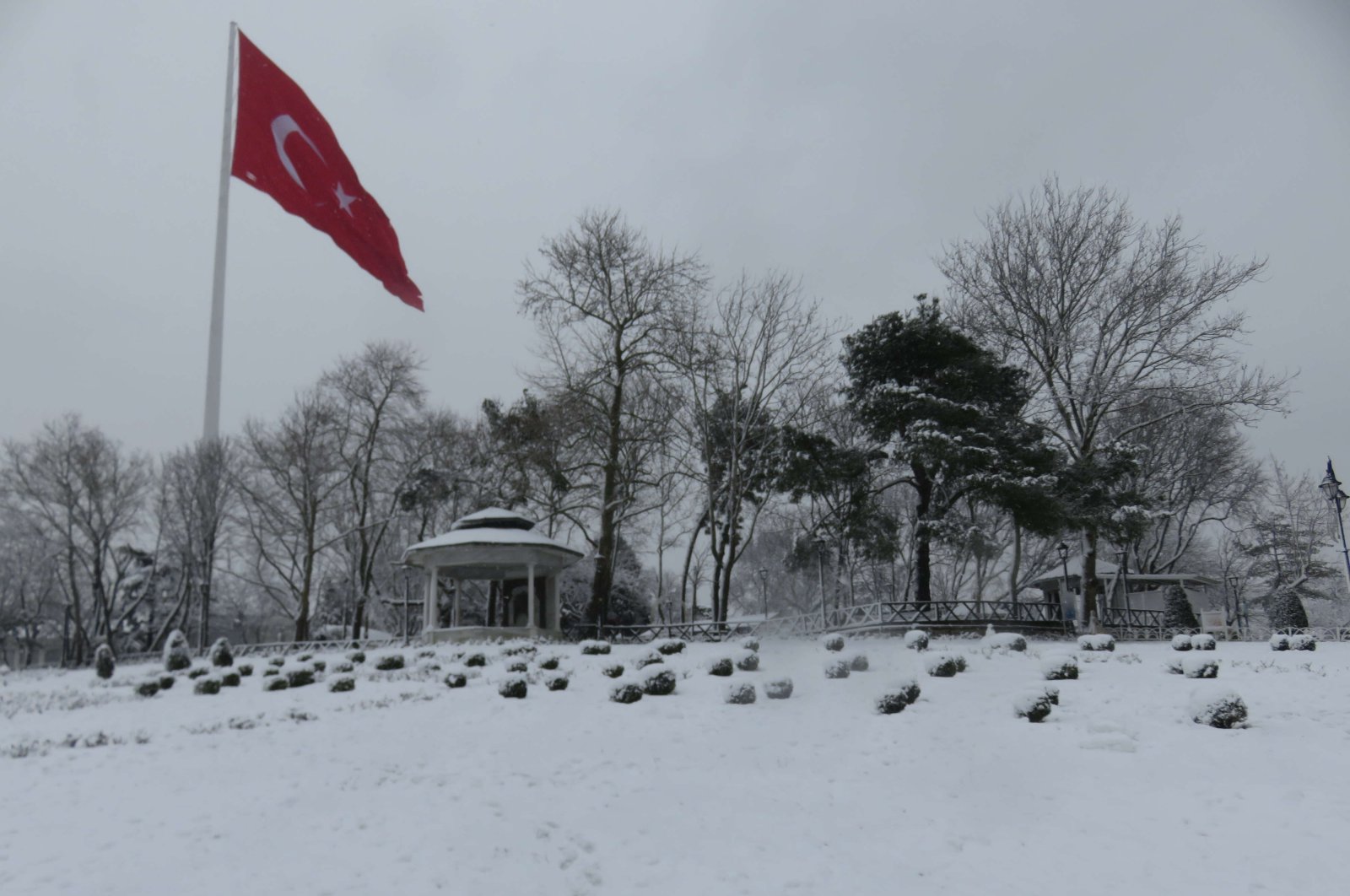 İstanbul'u uzun zamandır beklenen kar kapladı, soğuk hava bir hafta sürecek