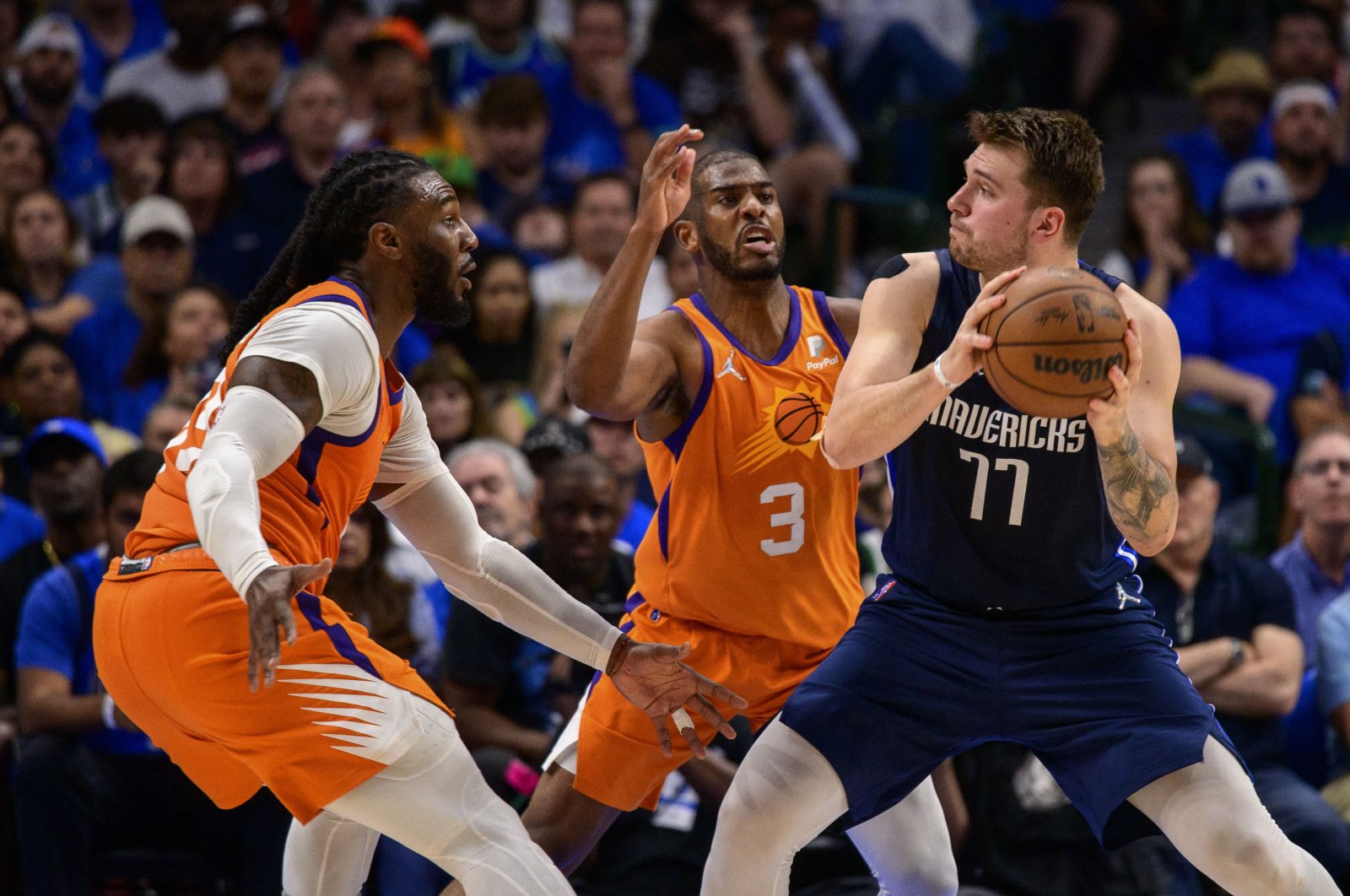 Mavs'in Suns ile aynı seviyedeki serisinde 3 sayılık bolca, Sixers Heat'i yendi