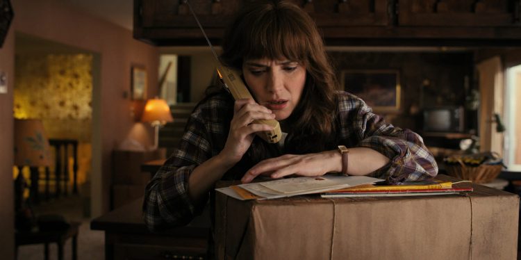 Joyce, Stranger Things 4. sezon 1. bölümde ölüyor mu? (Spoiler)