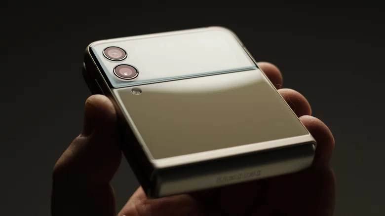 Samsung, Bir Sonraki Flip'e Teaser Bakışıyla Ambalajsız Katlanabilir Olduğunu Onayladı