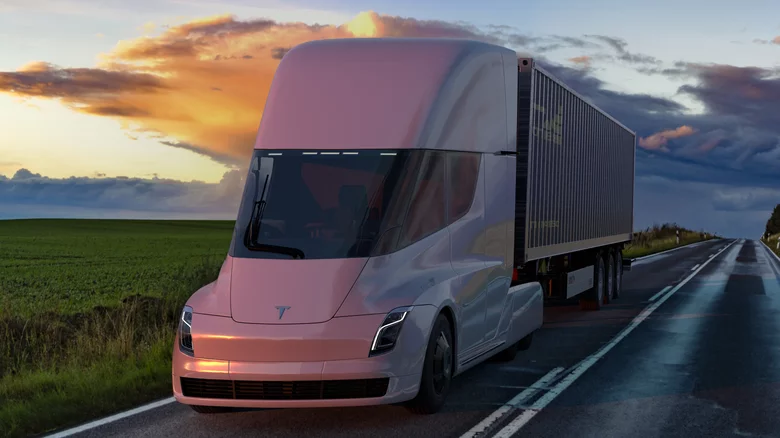 İşte Tesla'nın Elektrikli Yarı Kamyonu Hakkında Bilmeniz Gereken Her Şey