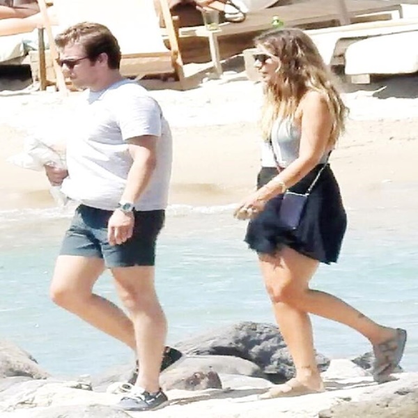 Tolga Sarıtaş ve Sevgilisi Zeynep Mayruk Tatilde İkiliden Aşk Pozu