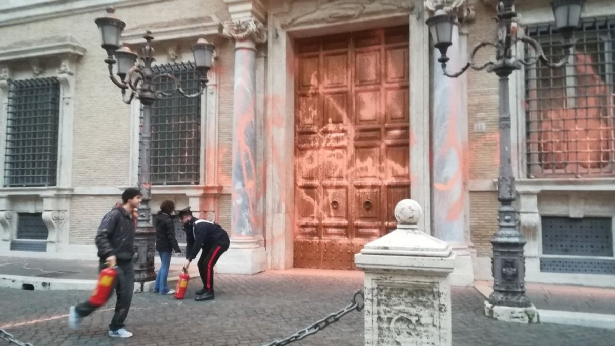 İtalya'da iklim aktivistleri, Senato binasını turuncuya boyadı.