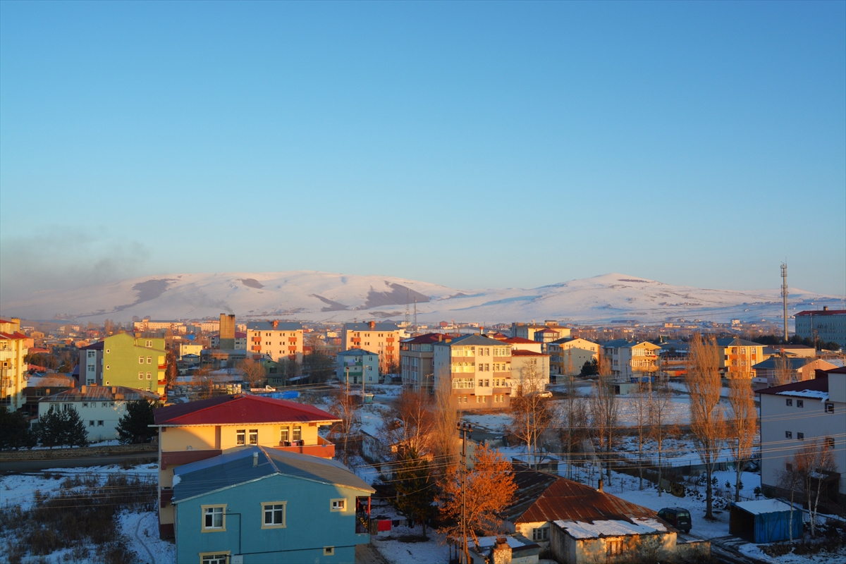 Doğu Anadolu'da göletler ve akarsular buz tuttu