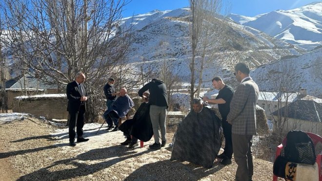 Yüksekova'da usta öğreticiler köylülerin saç tıraşını yaptı