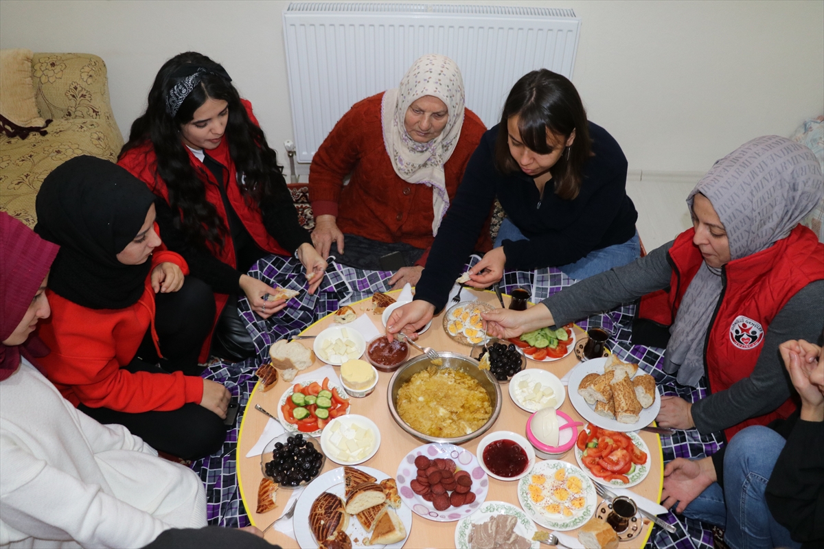 Erzincanlı gençler engelli ve yaşlıların evlerini temizliyor