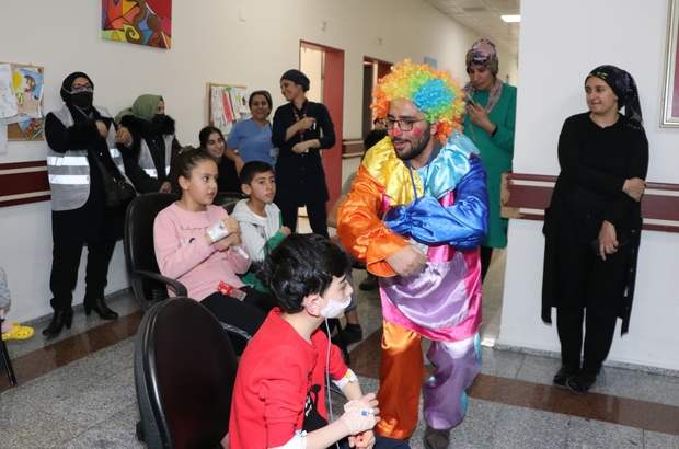 Erzurum'da hastanede yatan çocuklar palyaçolu sürprizle moral buldu