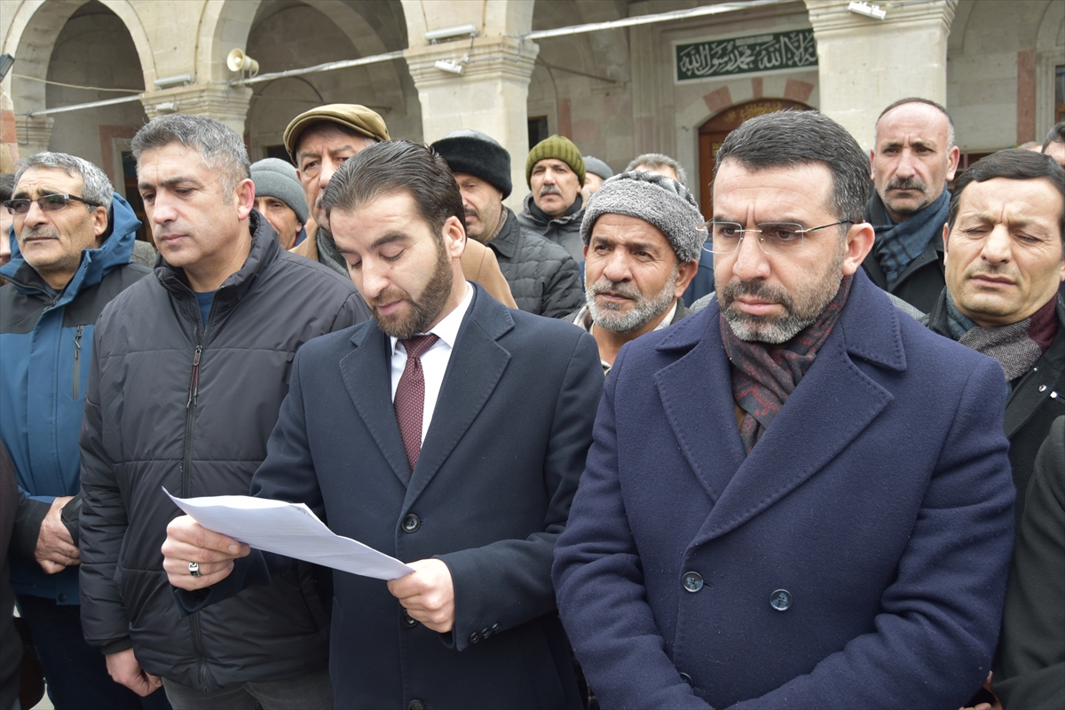 Kars'ta İsveç'te Kur'an-ı Kerim'in yakılmasına tepki gösterildi