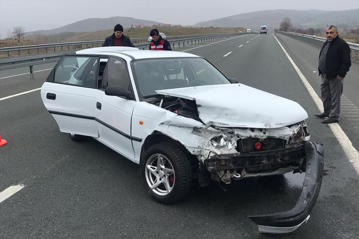 Elazığ'da bariyere çarpan otomobildeki 7 kişi yaralandı