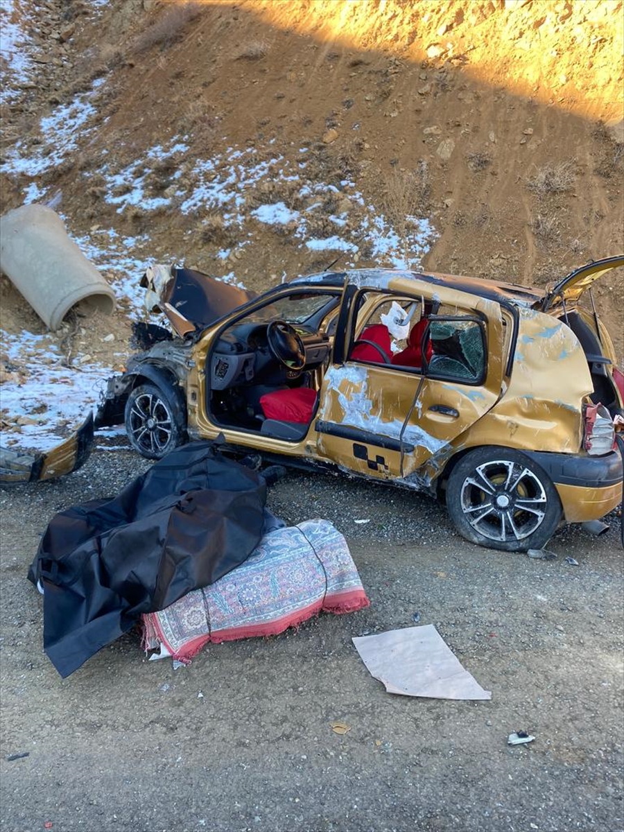 Bingöl'de şarampole devrilen otomobildeki 1 kişi öldü, 3 kişi yaralandı