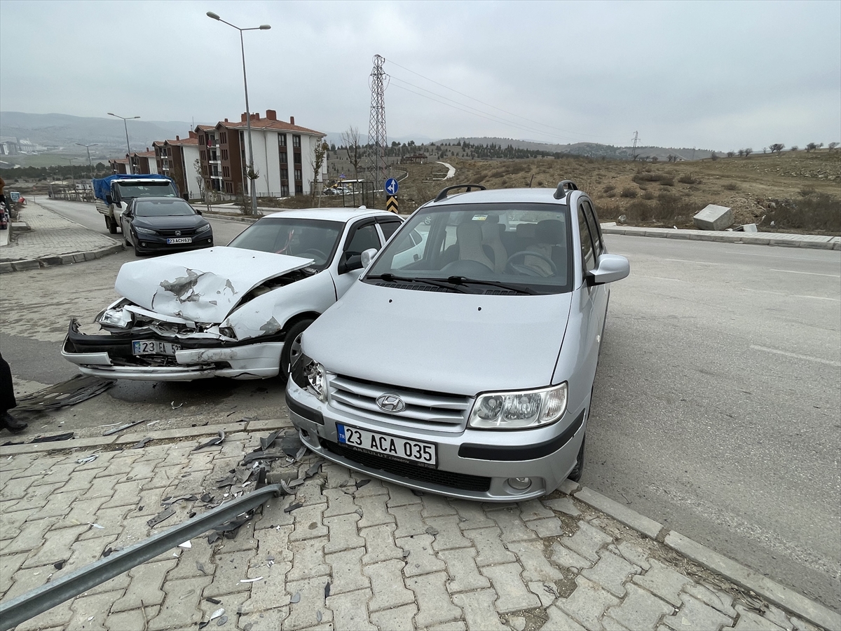 Elazığ'da iki otomobilin çarpıştığı kazada 2 kişi yaralandı
