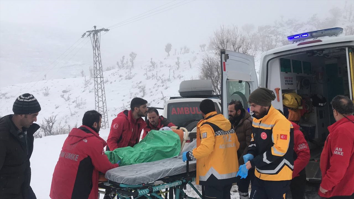 Yolu kapalı mezradaki 90 yaşındaki hasta, 5 saatlik çalışmayla hastaneye ulaştırıldı