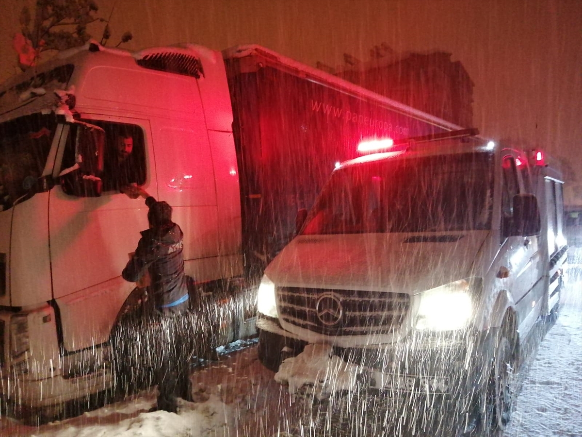 Bingöl-Diyarbakır kara yolunda kar nedeniyle mahsur kalanlara kumanya ulaştırıldı