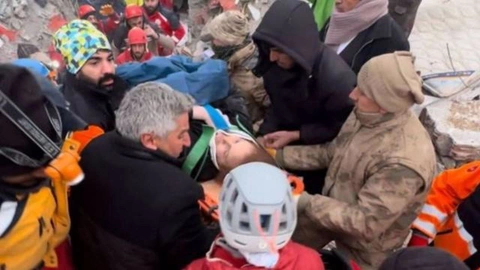 Malatya'da depremden yaklaşık 42 saat sonra enkazdan 2 kişi yaralı kurtarıldı