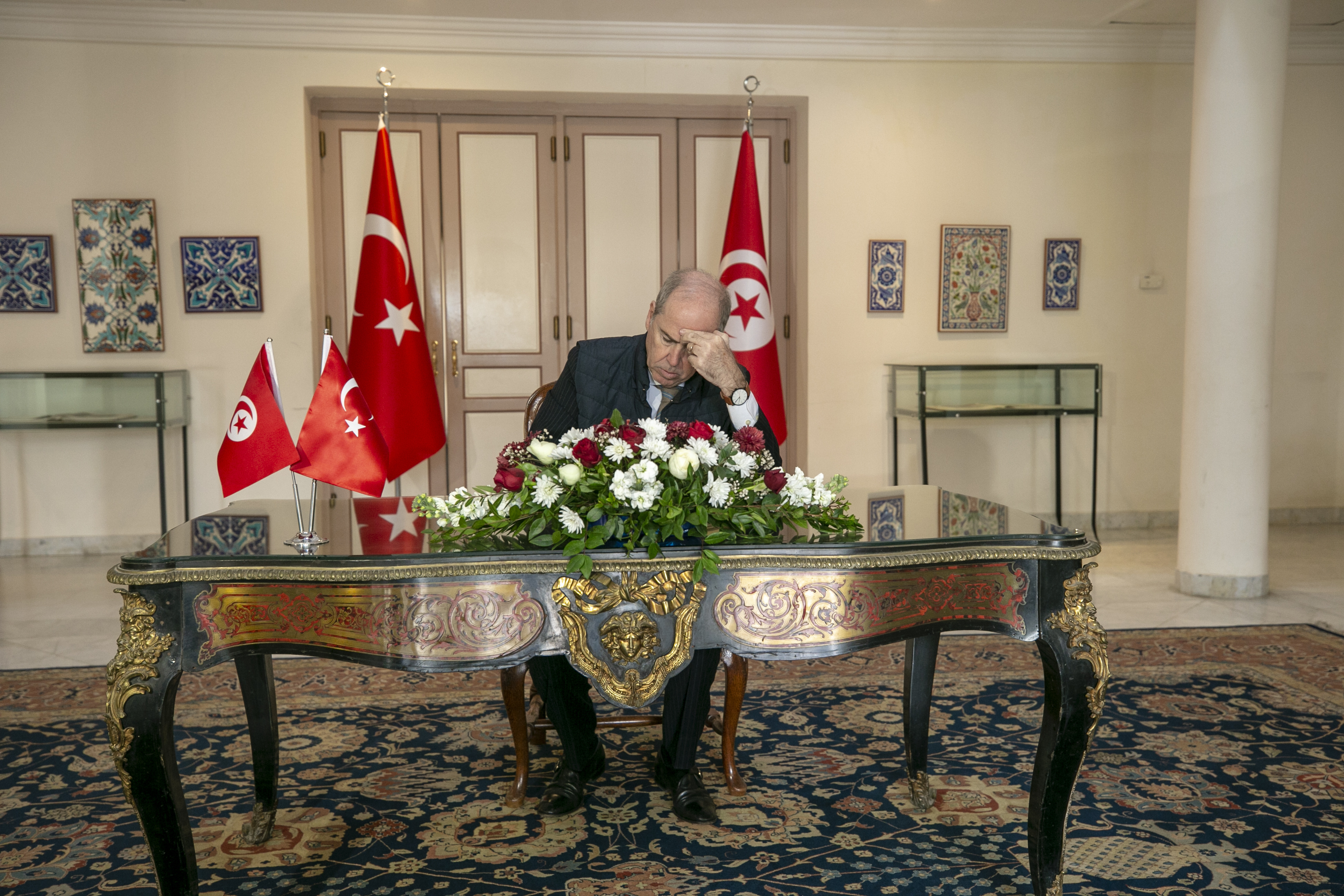Türkiye’nin Tunus Büyükelçiliğinde deprem nedeniyle taziye defteri açıldı
