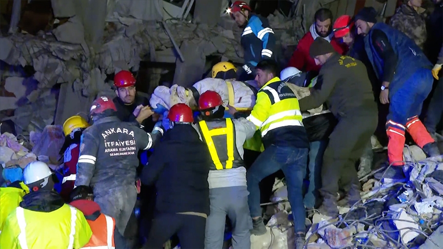 Hatay'da depremden 112 saat sonra bir kişi enkazdan sağ kurtarıldı