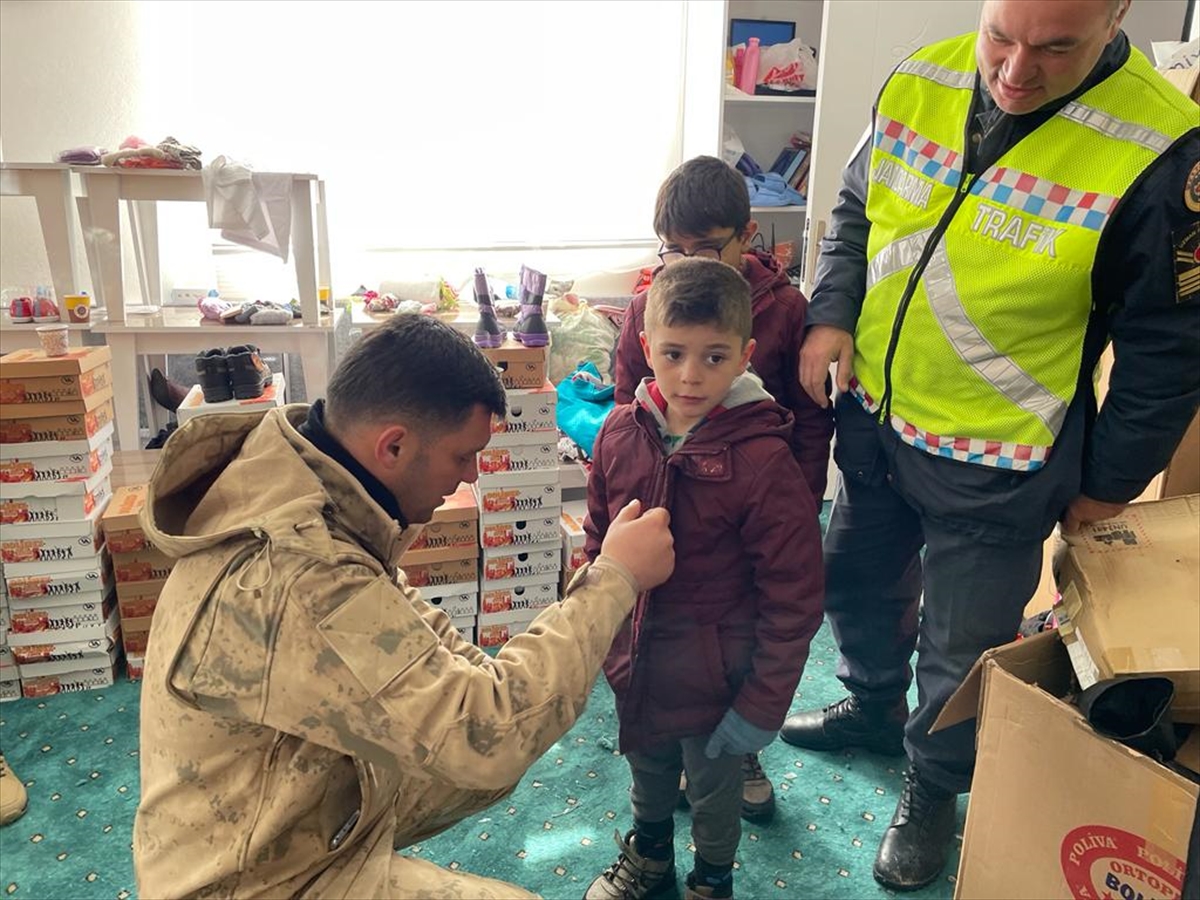 Elazığ'daki jandarma ekiplerinden Malatya'daki depremzede çocuklara destek