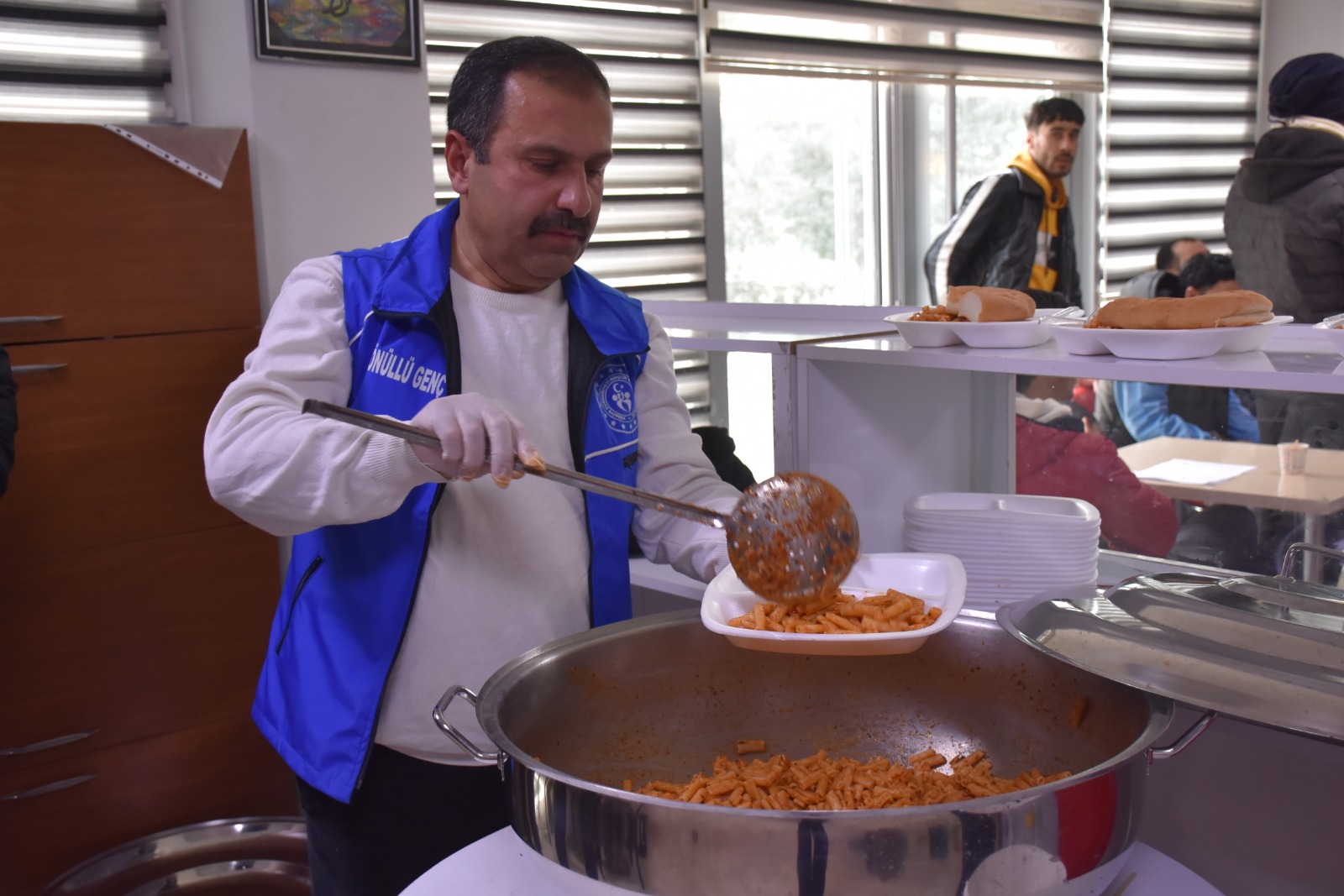 Siirt'te depremzedelere günlük sıcak yemek ve kuru gıda desteği sağlanıyor