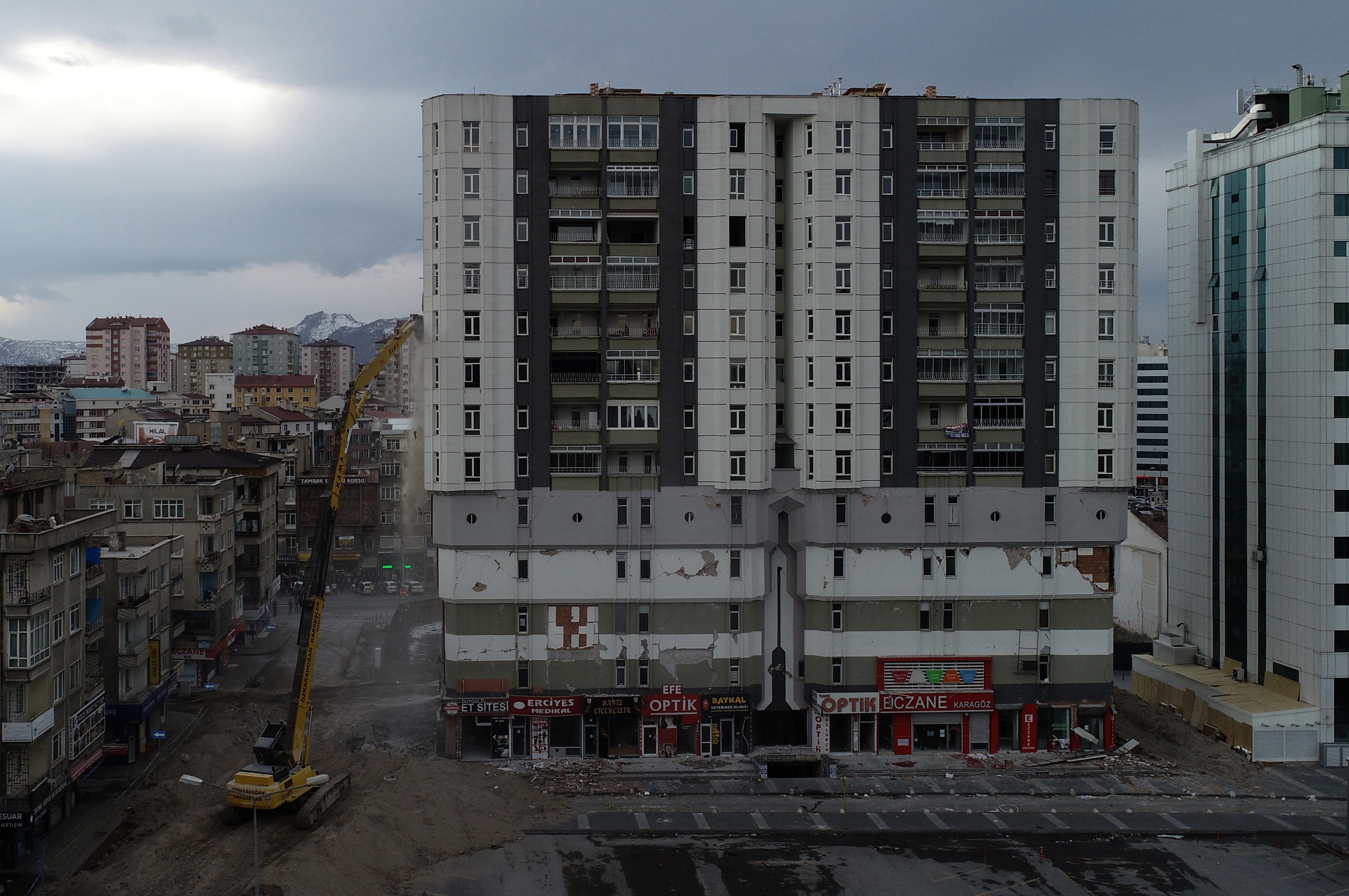 Kayseri'de, Kahramanmaraş merkezli depremlerde hasar gören bina yıkılıyor