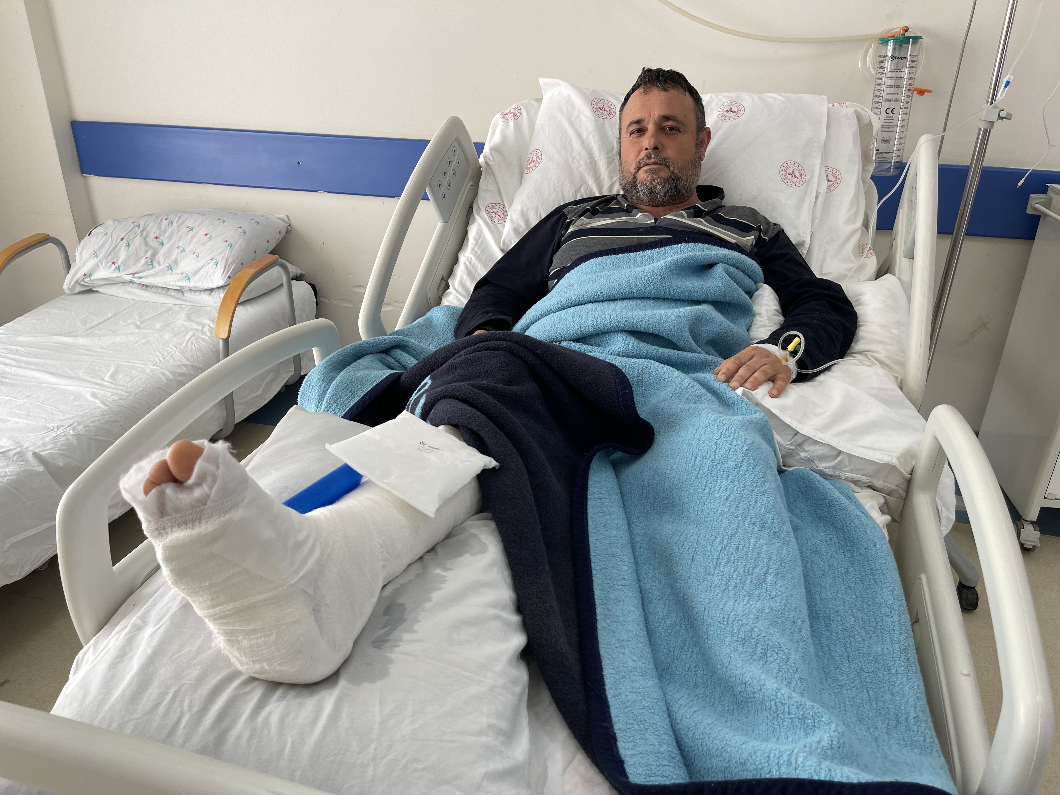 Depremde yatalak annesini kurtarmaya çalışırken bacakları kırılan depremzedenin tedavisi sürüyor