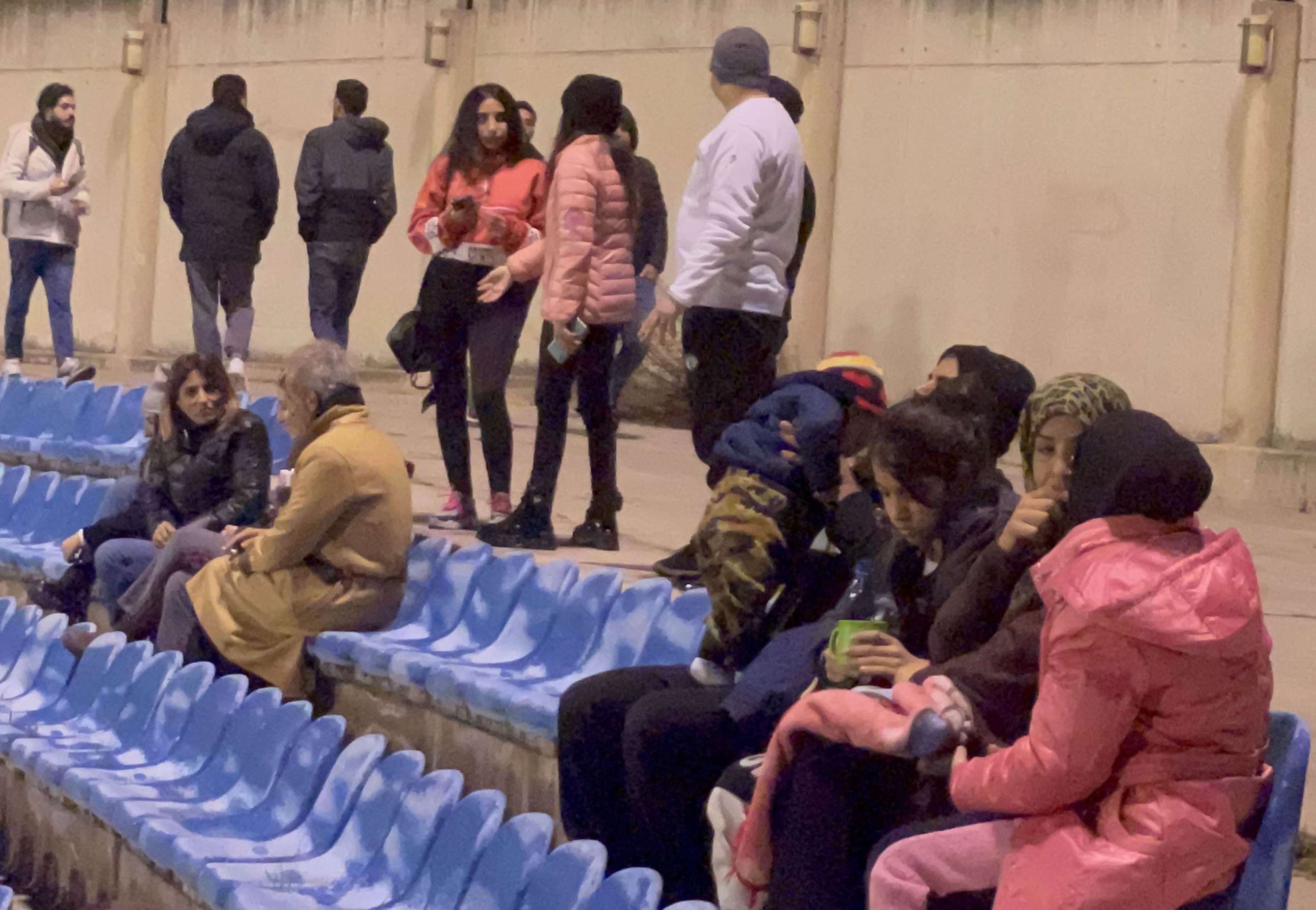 Hatay merkezli depremin hissedildiği Lübnan’da halk sokaklara döküldü