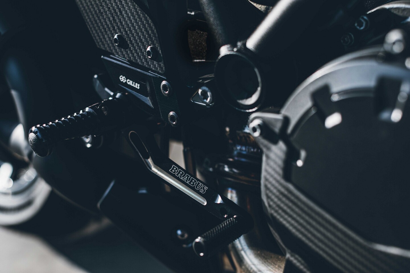 brabus-2022-1300rnin-ozel-kutuk-ve-karbon-parcalarinin-cogunu-tasarladi-ve-bunlari-ayarlanabilir-arka-setleri-doseyen-gilles-tooling-gibi-taninmis-ureticilerin-ust-duzey-donanimlariyla-bir-araya-getirdi-001.jpg