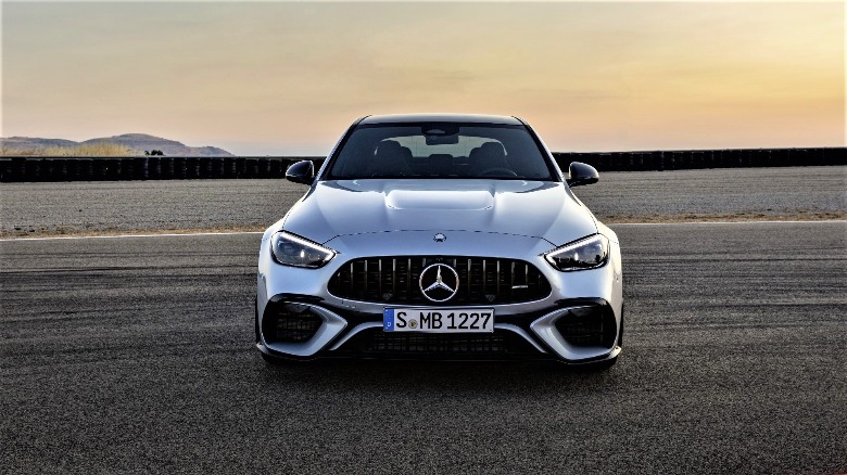 amg-c-63-se-performancea-174-mphlik-bir-maksimum-hiz-sagliyor.jpg